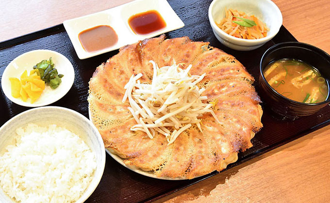 写真:餃子定食
