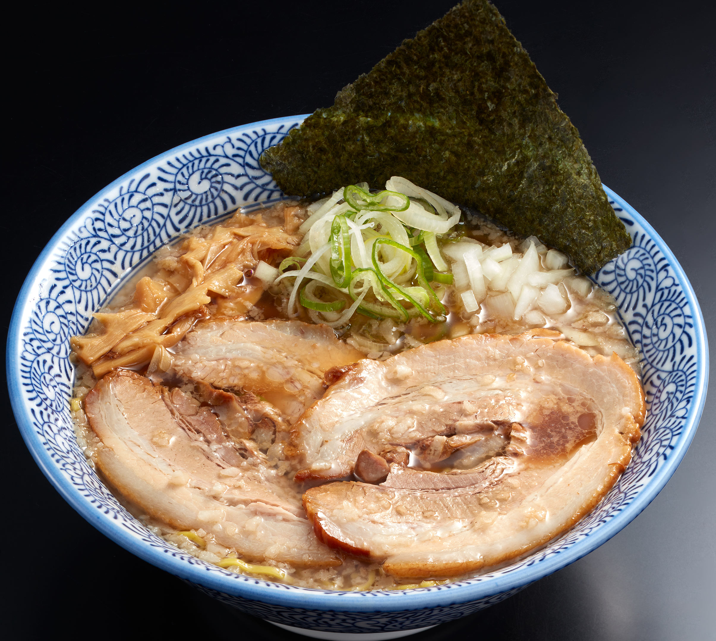 写真：2種のチャーシューそば（背脂醤油）