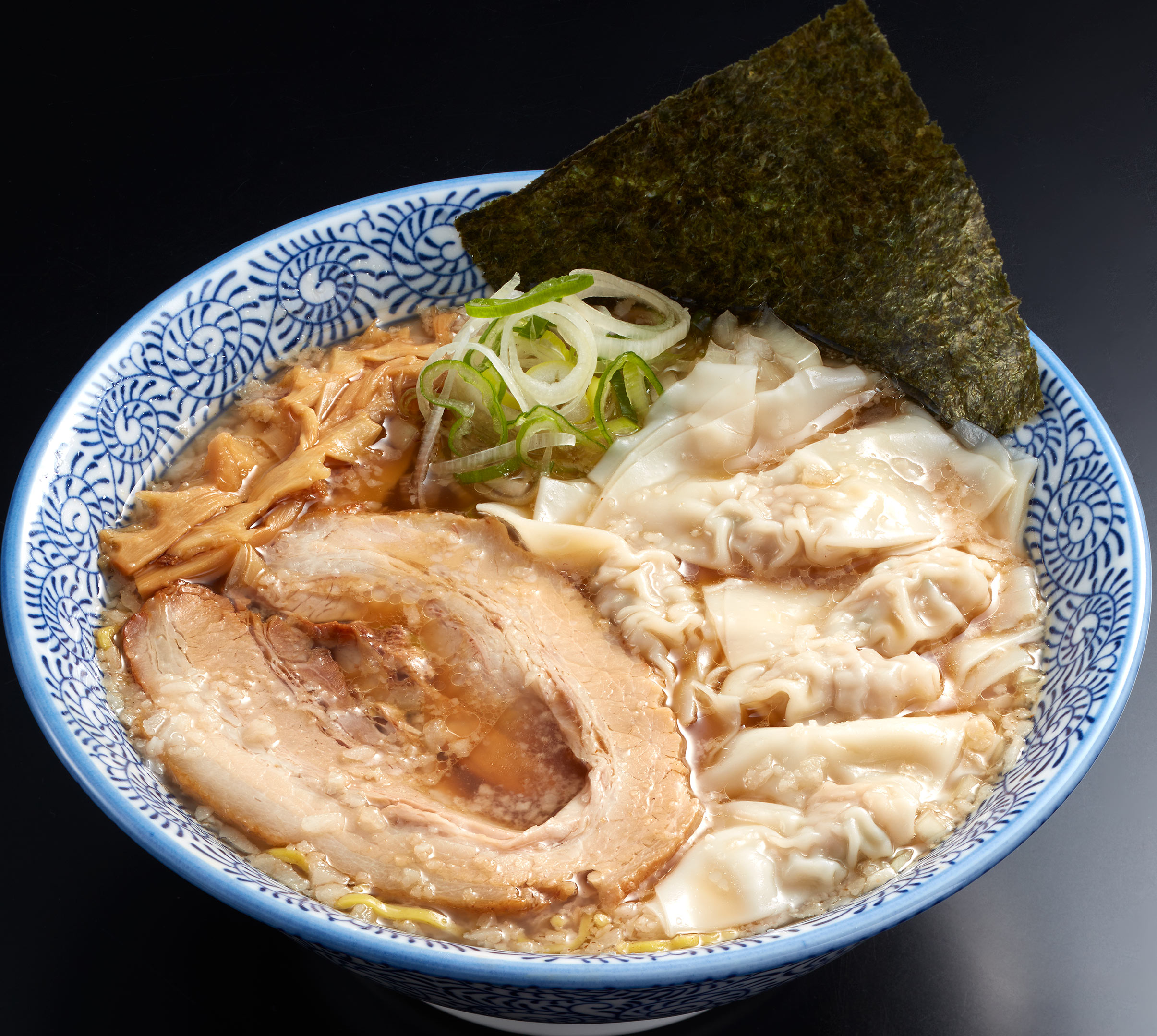 写真：ワンタンそば（背脂醤油）