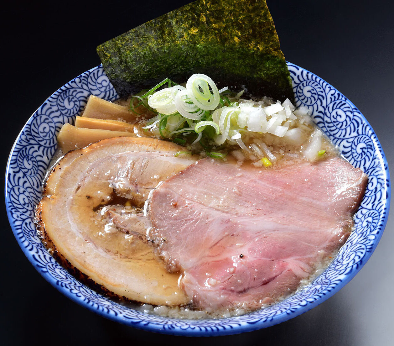 写真:2種のチャーシューそば(背脂醤油)
