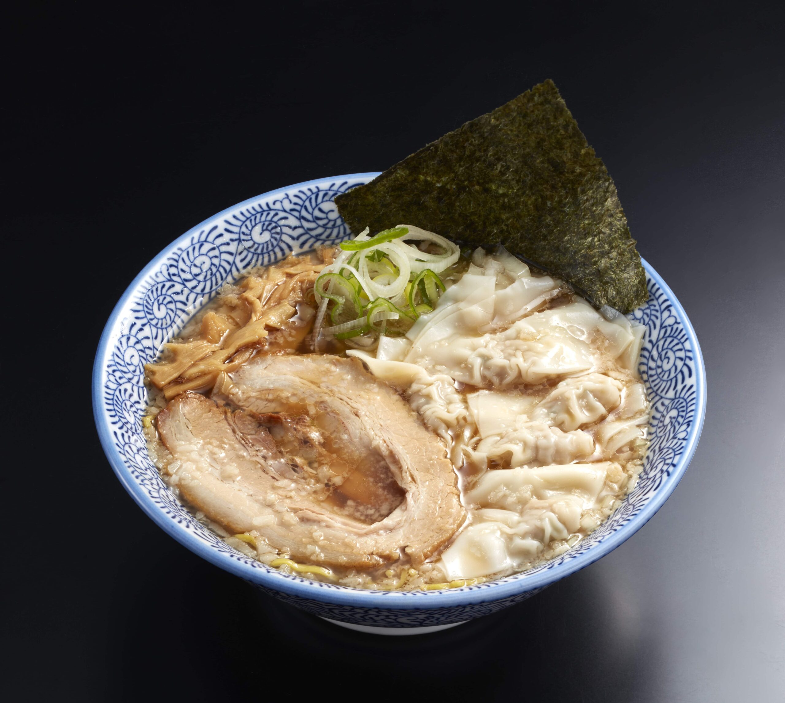写真:ワンタン背脂醤油