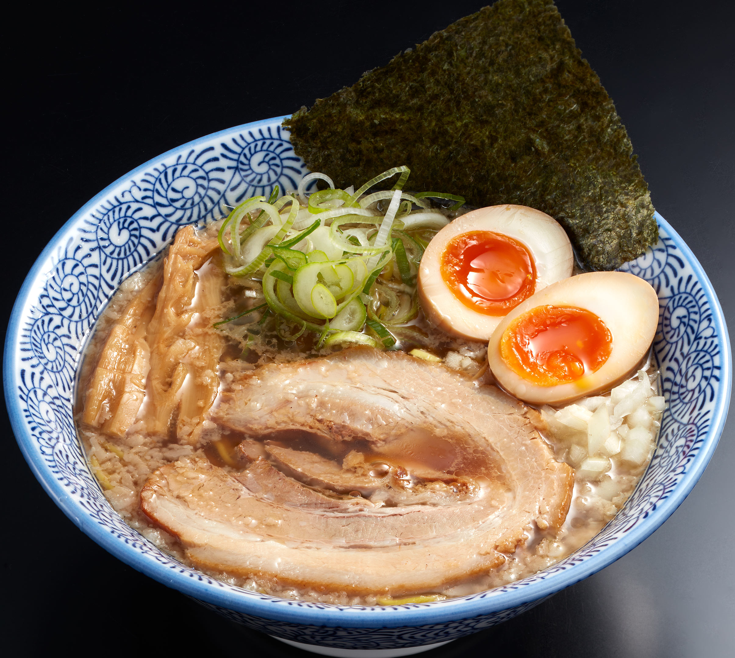 写真:味玉そば(背脂醤油)