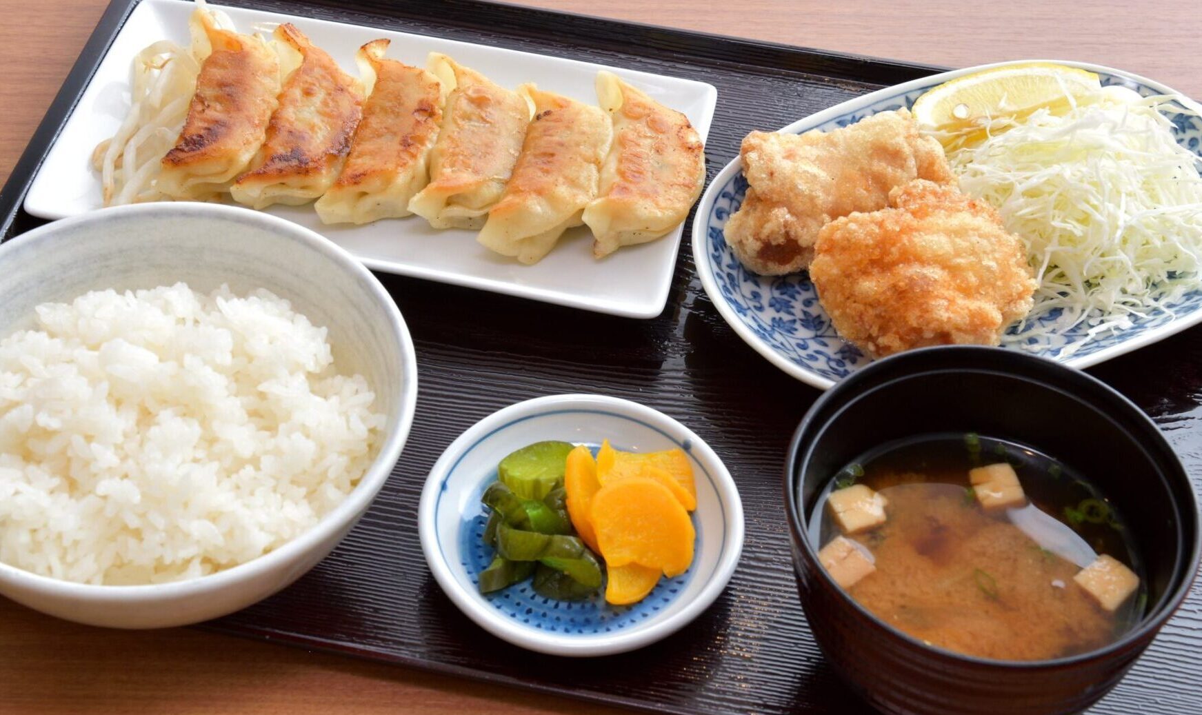 写真:餃子唐揚げ定食