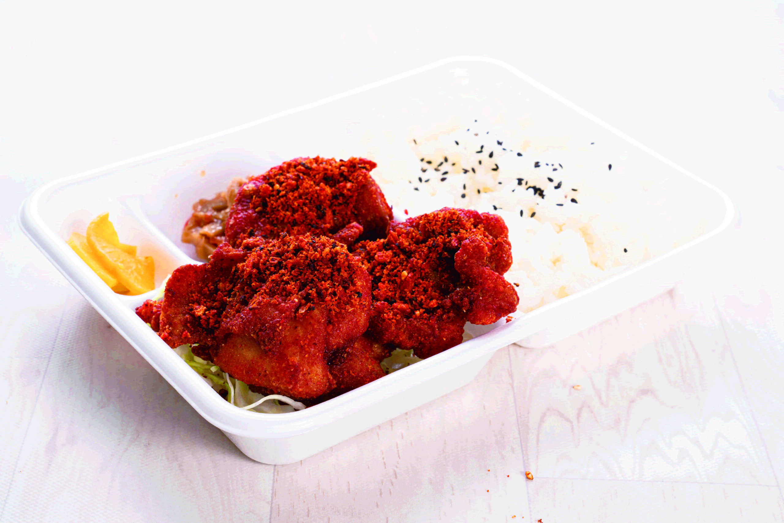 写真:うま辛八味弁当