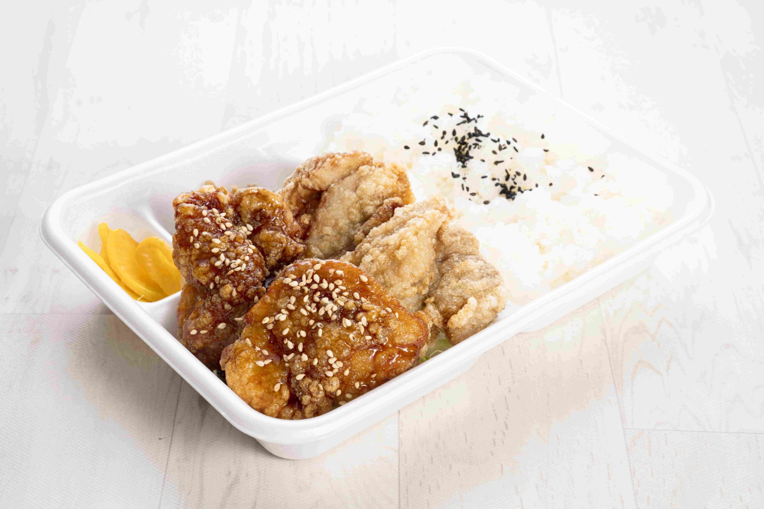 写真：ミックス唐揚げ弁当（醤油×甘ダレ）